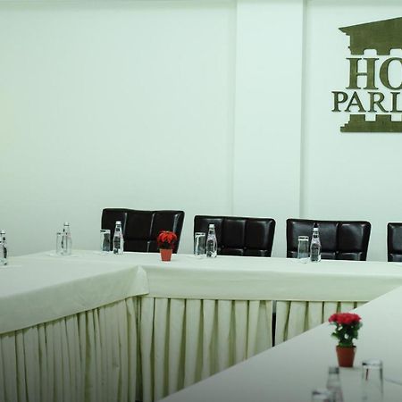 Hotel Parlament Приштина Экстерьер фото