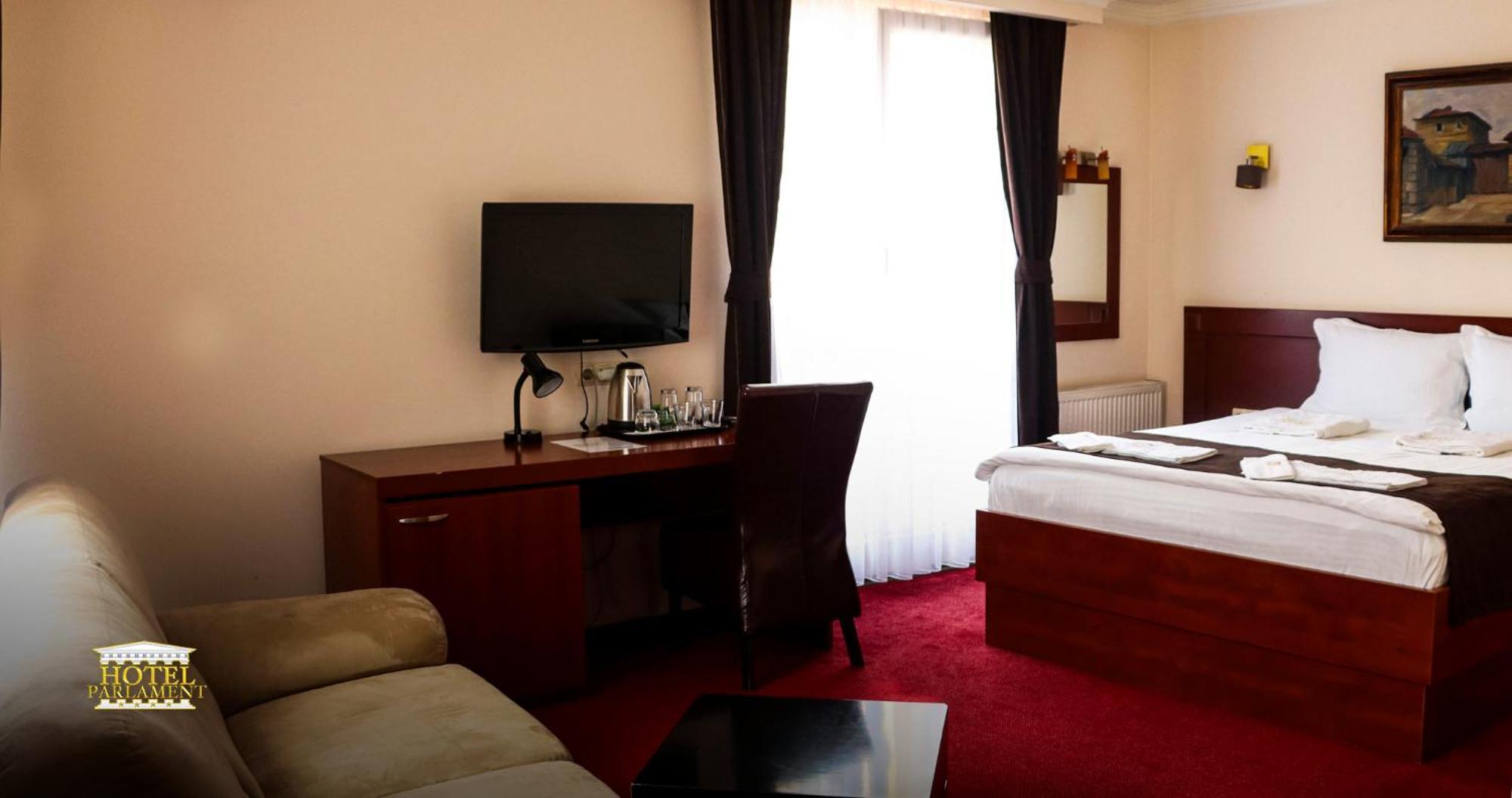 Hotel Parlament Приштина Экстерьер фото