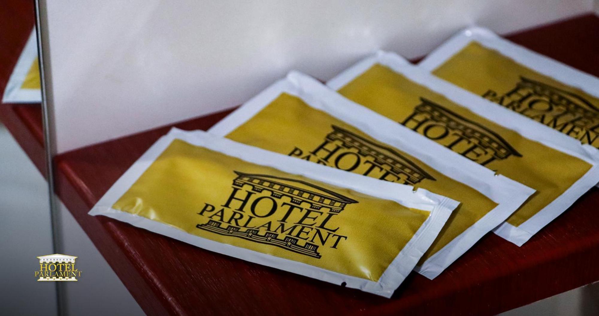 Hotel Parlament Приштина Экстерьер фото